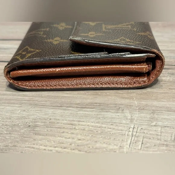 Louis Vuitton Monogram Sarah Wallet - Picture 5 of 12